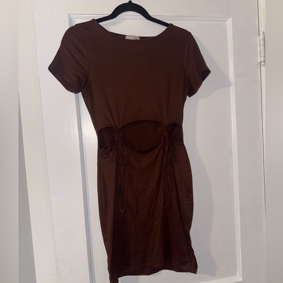 Dress with cut out and ties in the front - Picture 1 of 1